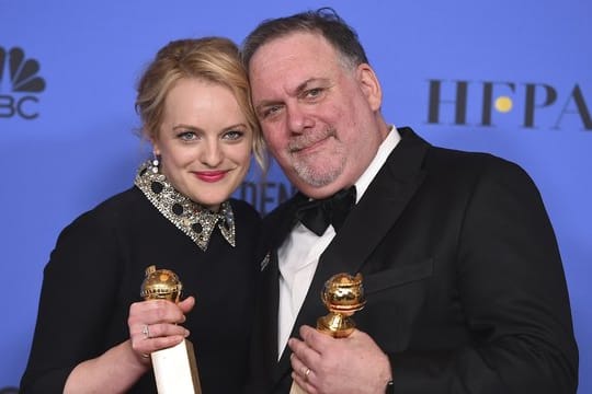 Schauspielerin Elisabeth Moss (l) und Produzent Bruce Miller mit ihren Preisen für "The Handmaid's Tale".