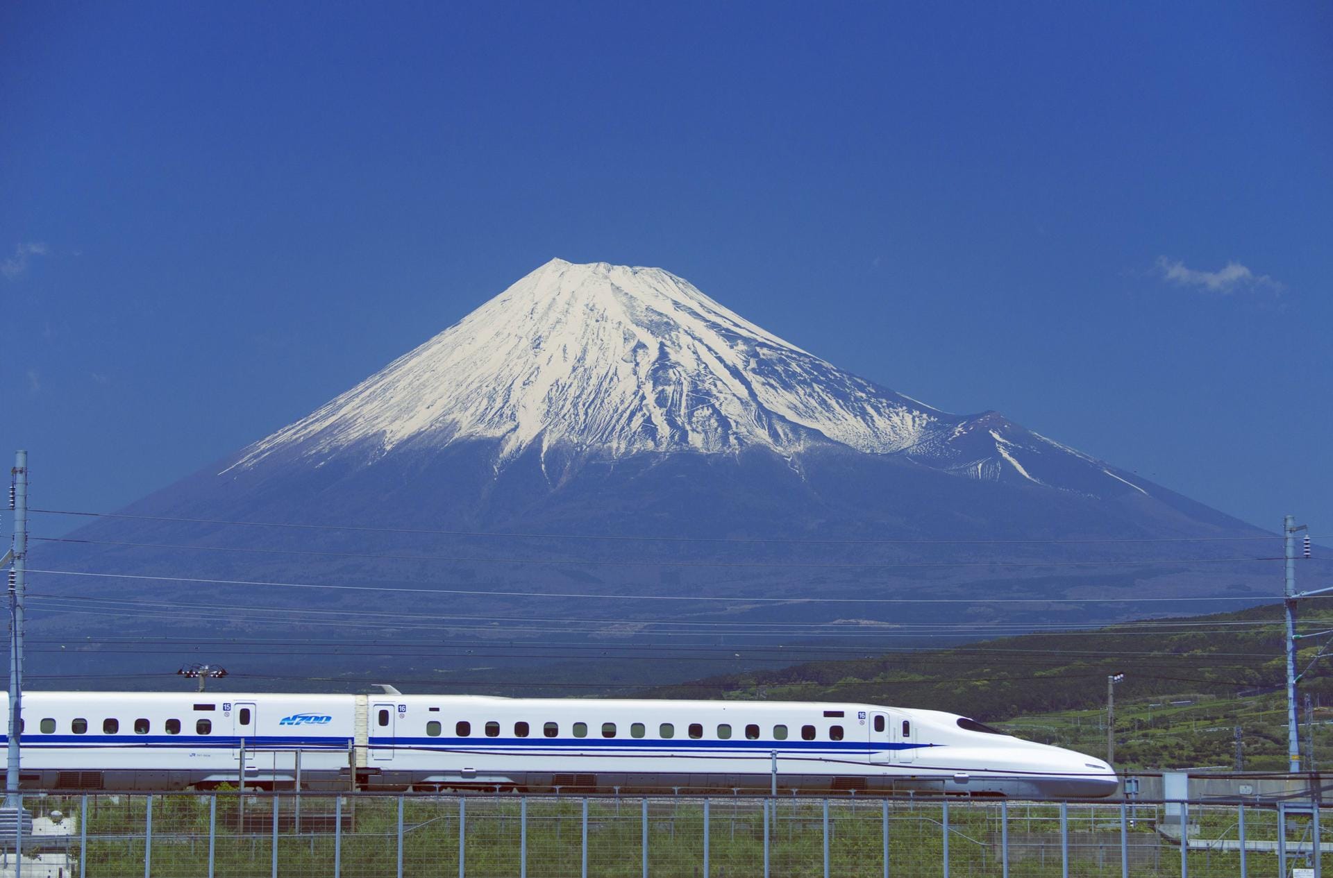 Der "Shinkansen" vor dem Mount Fuji: Der Prestigezug zählt zu den pünktlichsten der Welt.