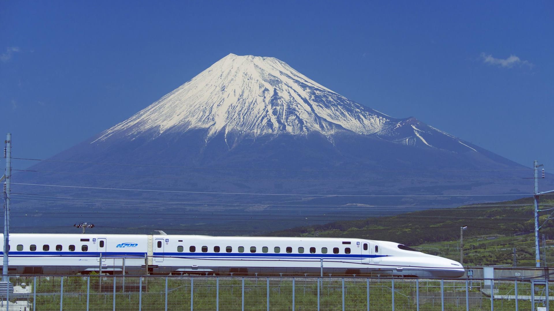 Der "Shinkansen" vor dem Mount Fuji: Der Prestigezug zählt zu den pünktlichsten der Welt.