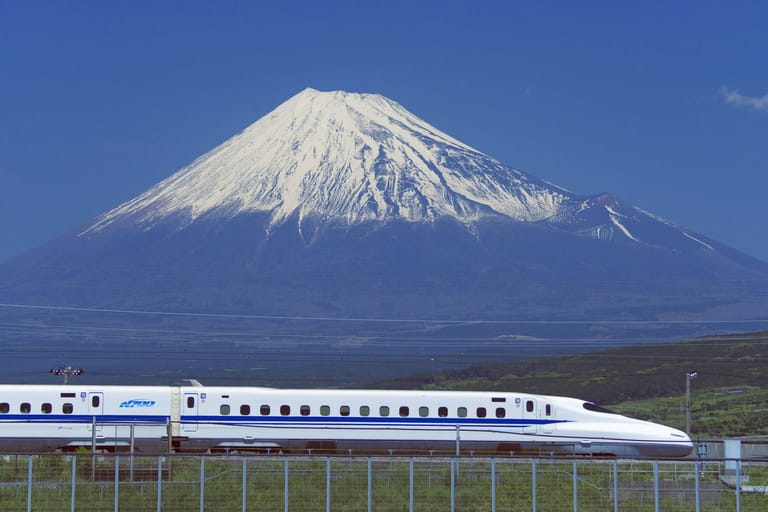 Der "Shinkansen" vor dem Mount Fuji: Der Prestigezug zählt zu den pünktlichsten der Welt.