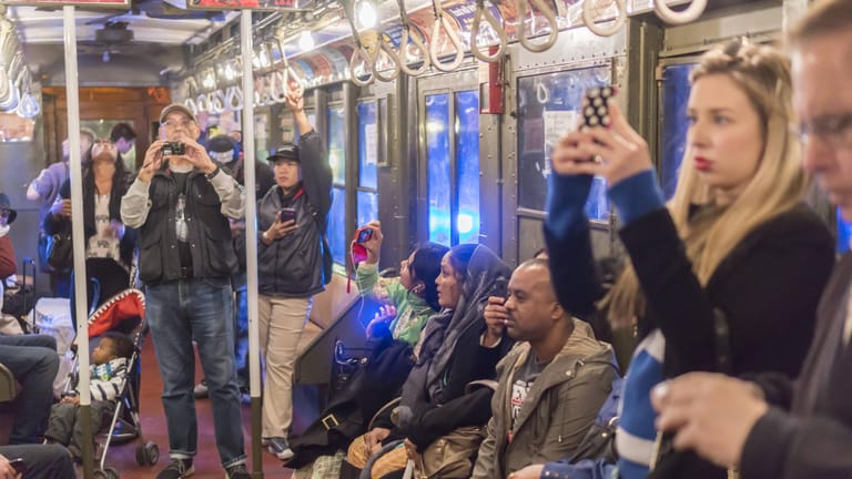 Ein typisches Abteil der New Yorker Subway: Menschen aus aller Welt treffen in der Metropole hier aufeinander.