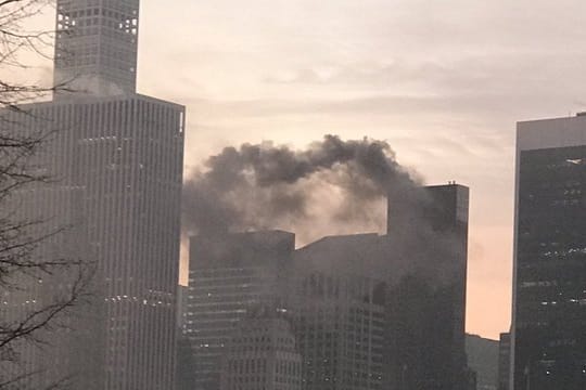 Qualm steigt in New York aus dem Trump Tower auf.