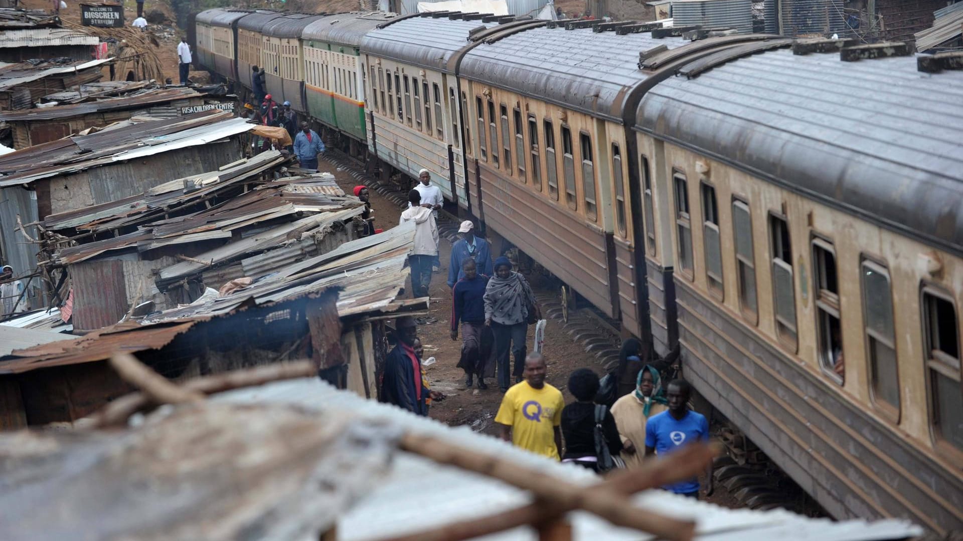 Passagierzug durch den Slum: In Nairobi fährt die Uganda-Bahn an den Wellblechhütten der Bewohner vorbei.