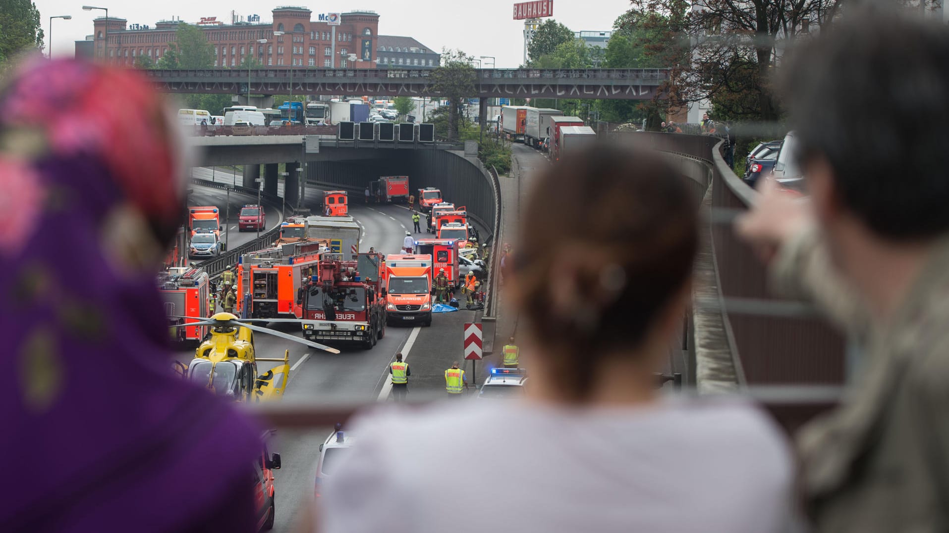 Feuerwehrleute berichten immer häufiger, dass sie durch Gaffer bei der Arbeit behindert werden.