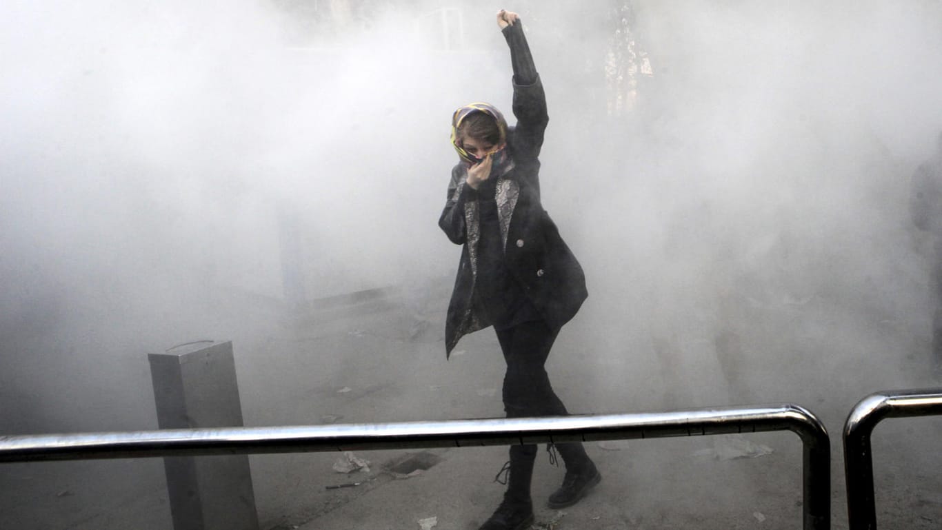 Eine Studentin auf einer Demonstration auf dem Geländer der Universität in Teheran (Iran): Iranische Hardliner fordern für die Anführer der Proteste die Todesstrafe.