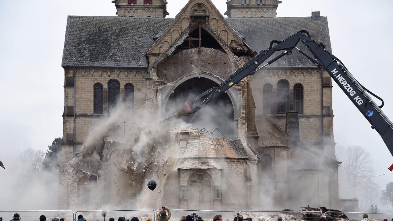 Der "Immerather Dom": Bagger beginnen mit dem Abriss der Kirche.