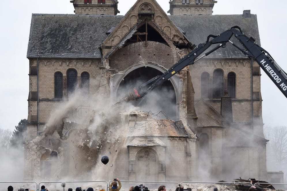 Der "Immerather Dom": Bagger beginnen mit dem Abriss der Kirche.