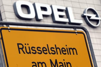 Opel-Werk in Rüsselsheim: Noch in dieser Woche beginnt beim Autobauer die voraussichtlich sechsmonatige Kurzarbeit.