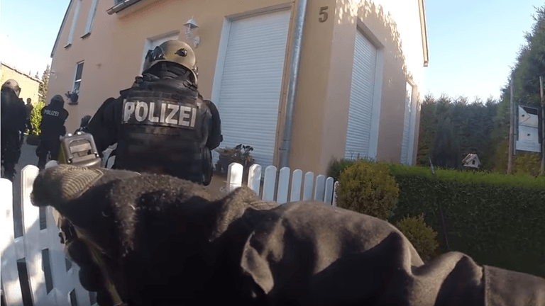 Mit den Pistolen im Anschlag nähern sich die Polizisten dem Haus von Adrian Ursache, der den Mini-Staat Ur ausgerufen hatte und bundesdeutsche Gesetze nicht akzeptiert.