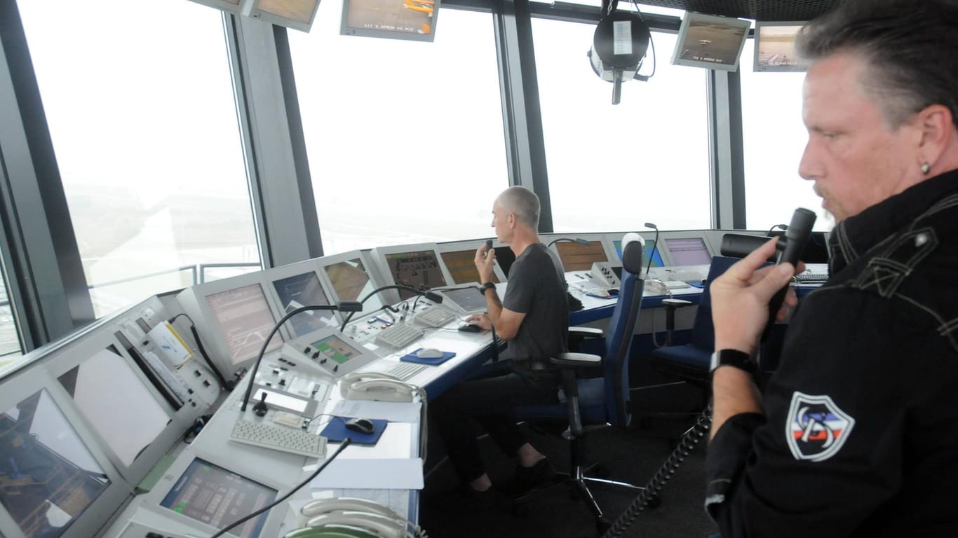 Ein Fluglotse am Arbeitsplatz: Im Leipzig Tower arbeiten pro Schicht drei bis vier Lotsen für die Flugsicherheit.
