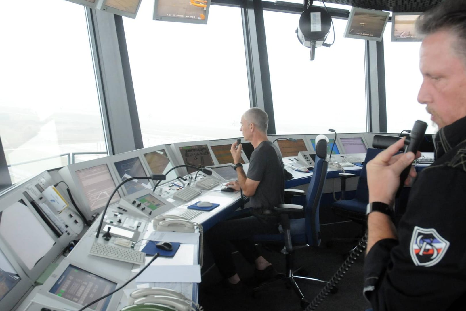 Ein Fluglotse am Arbeitsplatz: Im Leipzig Tower arbeiten pro Schicht drei bis vier Lotsen für die Flugsicherheit.