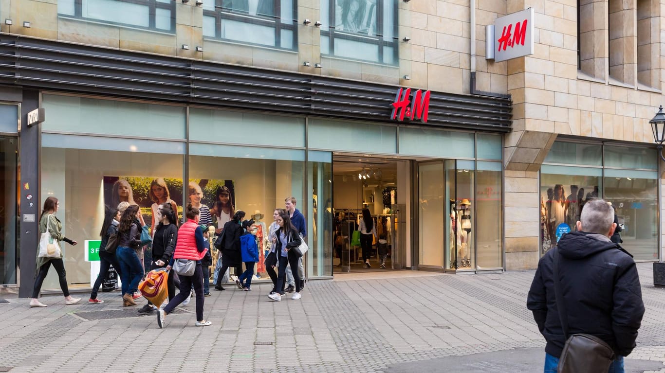 H&M sorgte wegen eines grünen Kapuzenpullovers jüngst für Empörung im Netz.