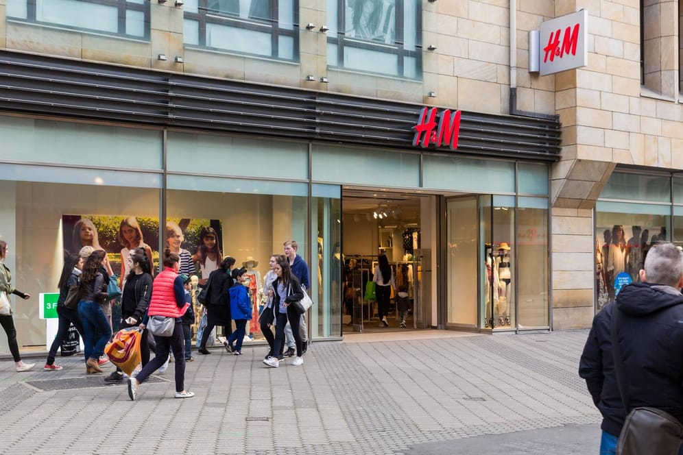 H&M sorgte wegen eines grünen Kapuzenpullovers jüngst für Empörung im Netz.