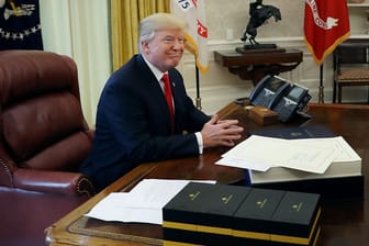 Donald Trump im Oval Office: Der US-Präsident verbringt offenbar viel weniger Zeit an seinem Schreibtisch als bisher bekannt war.