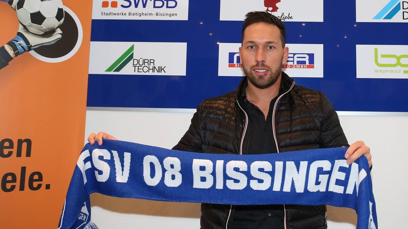 Tobias Weis: Der ehemalige Bundesligaspieler posierte bei seiner Vorstellung in Bissingen mit einem FSV-Schal.