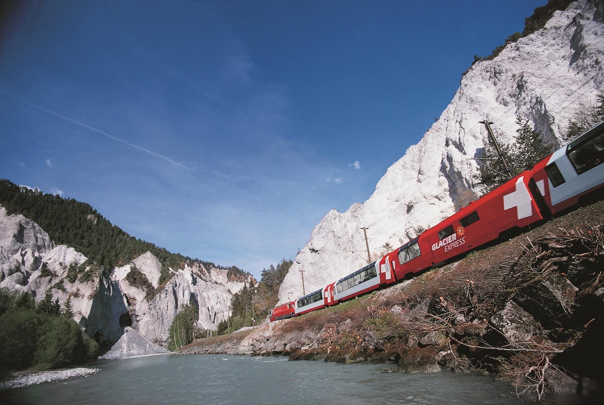 Der Schweizer "Glacier Express" startet im legendären St. Moritz und fährt bis nach Zermatt zum Matterhorn.