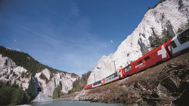 Der Schweizer "Glacier Express" startet im legendären St. Moritz und fährt bis nach Zermatt zum Matterhorn.