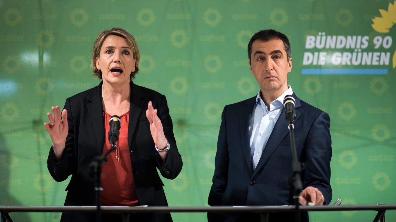 Simone Peter und Cem Özdemir, die Bundesvorsitzenden der Partei Bündnis 90/Die Grünen, bei einer Pressekonferenz: Özdemir und Peters werden nicht erneut als Parteivorsitzende kandidieren.