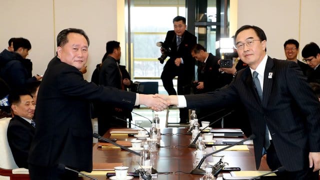 Südkoreas Vereinigungsminister und Delegationsleiter Cho Myoung Gyon (r) und sein nordkoreanischer Amtskollege Ri Son Gwon in Panmunjom, Südkorea.