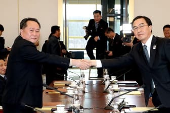 Südkoreas Vereinigungsminister und Delegationsleiter Cho Myoung Gyon (r) und sein nordkoreanischer Amtskollege Ri Son Gwon in Panmunjom, Südkorea.