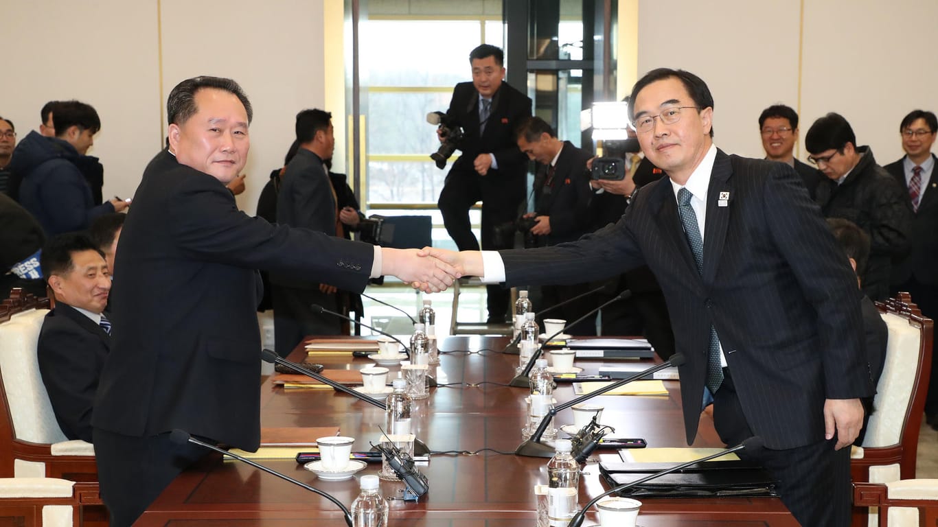 Annäherung in Panmunjom: Die Delegationsleiter Cho Myoung Gyon (r., Südkorea) und Ri Son Gwon (Nordkorea) reichen sich die Hand.