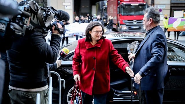 SPD-Fraktionschefin Andrea Nahles beklagt "Durchstechereien" bei den Sondierungsgesprächen. SPD-Fraktionschefin Andrea Nahles beklagt "Durchstechereien" bei den Sondierungsgesprächen.
