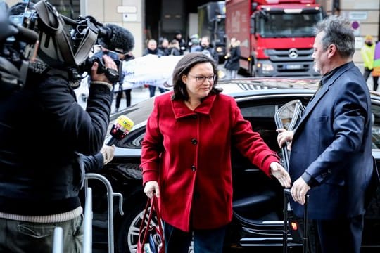 SPD-Fraktionschefin Andrea Nahles beklagt "Durchstechereien" bei den Sondierungsgesprächen.