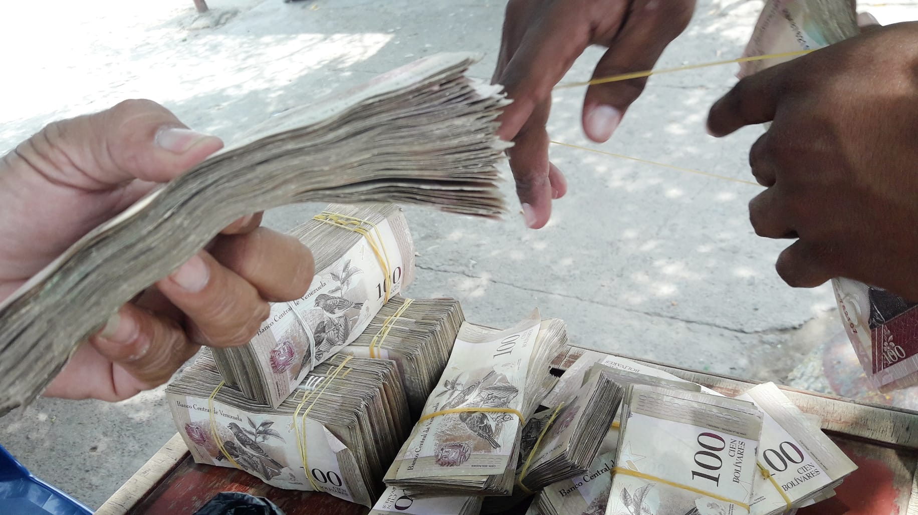 Für den Kauf vieler Dinge benötigen die Venezolaner inzwischen bündelweise Geld. Für den Kauf vieler Dinge benötigen die Venezolaner inzwischen bündelweise Geld.