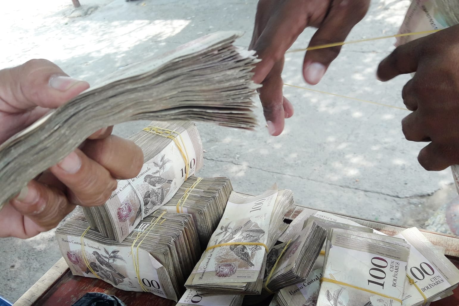 Für den Kauf vieler Dinge benötigen die Venezolaner inzwischen bündelweise Geld. Für den Kauf vieler Dinge benötigen die Venezolaner inzwischen bündelweise Geld.