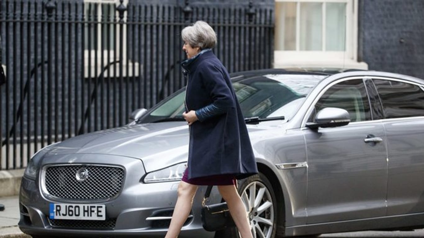 Die britische Premierministerin Theresa May erreicht in London die Downing Street.
