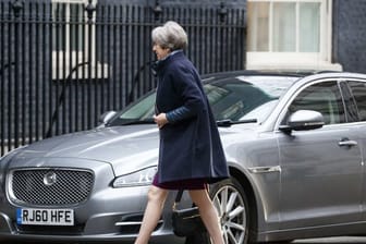 Die britische Premierministerin Theresa May erreicht in London die Downing Street.