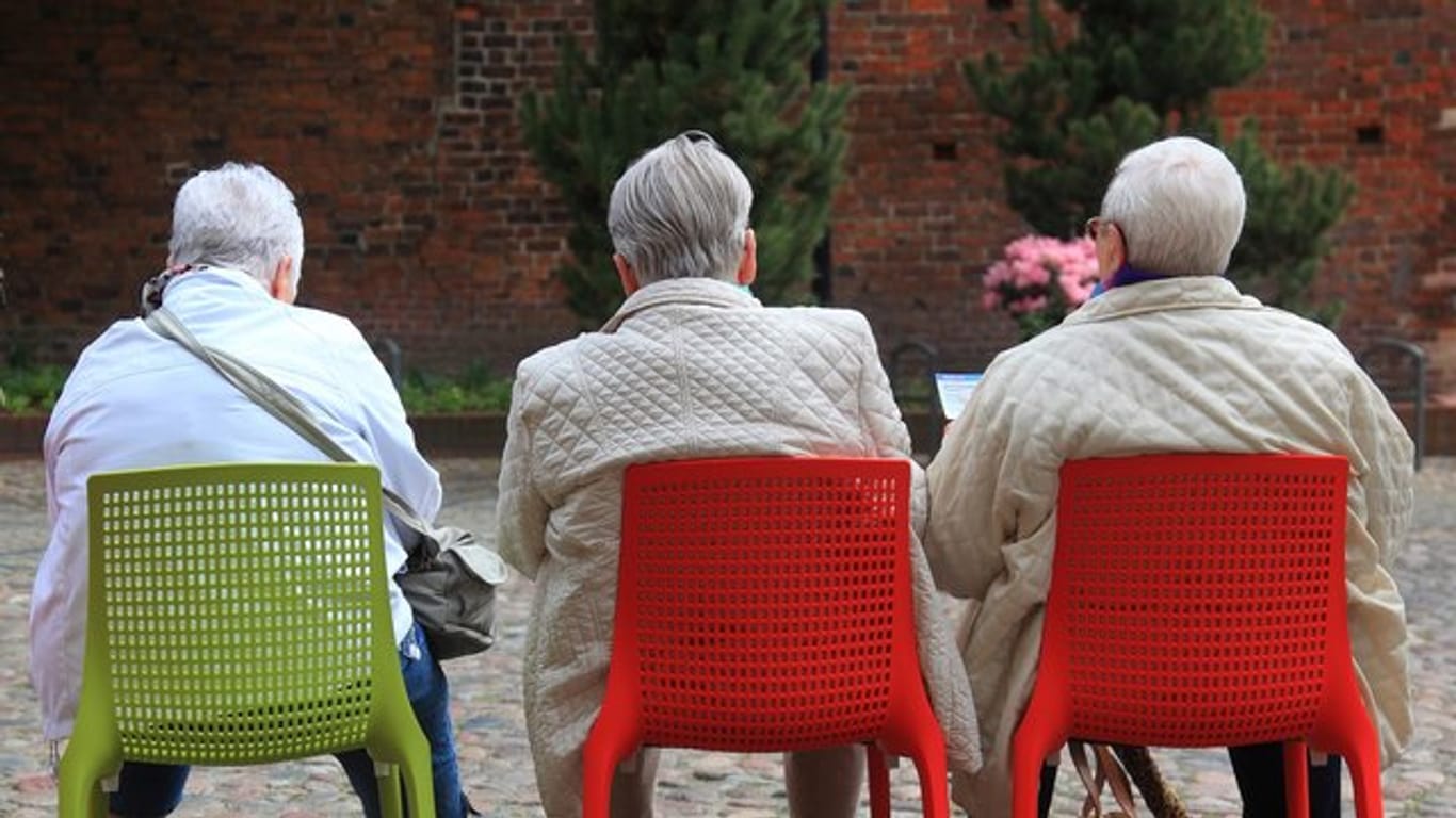 Ältere Besucher einer Bundesgartenschau.