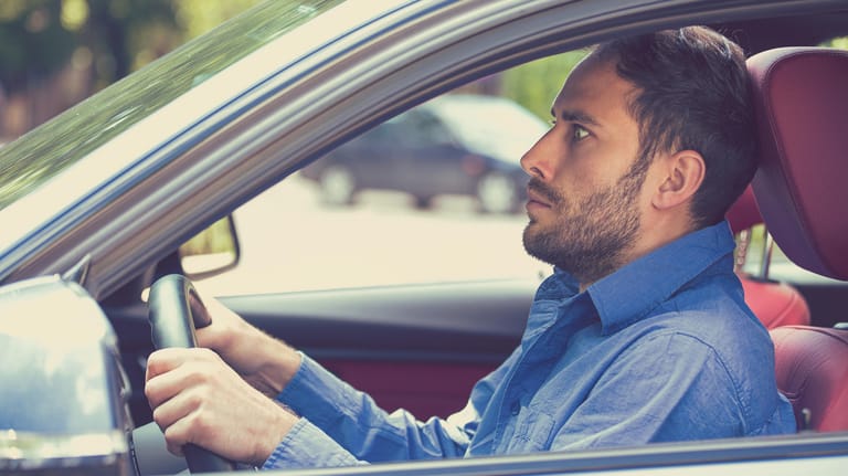Ängstlicher Autofahrer: Die Einzelheiten über die Autoversicherung vor der Probefahrt abklären.
