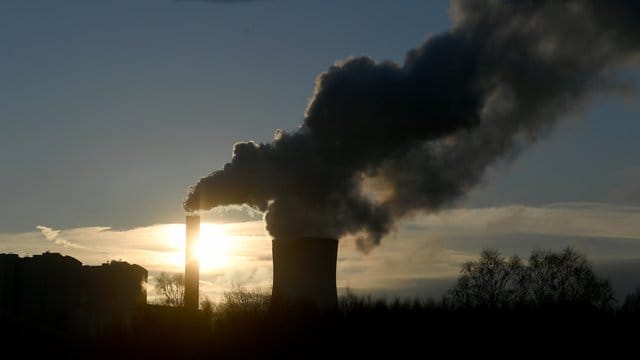 Wasserdampf steigt in Hannover aus dem Kühlturm und Schornstein des Gemeinschaftskraftwerkes Hannover (GKH). Wasserdampf steigt in Hannover aus dem Kühlturm und Schornstein des Gemeinschaftskraftwerkes Hannover (GKH).