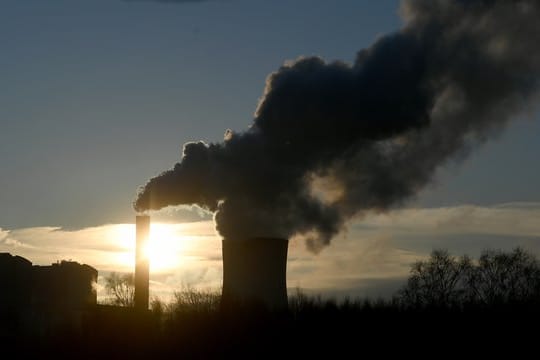 Wasserdampf steigt in Hannover aus dem Kühlturm und Schornstein des Gemeinschaftskraftwerkes Hannover (GKH).