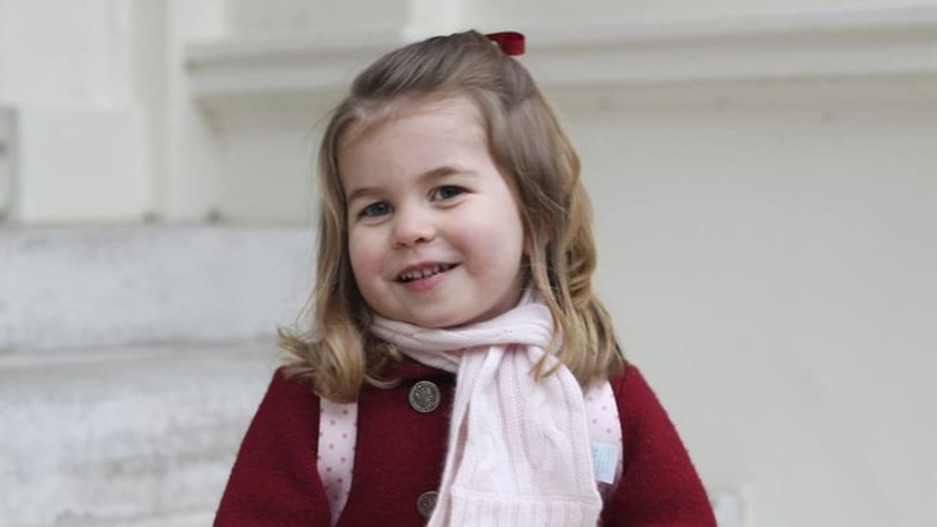 Die Welt darf mitverfolgen, wie die britische Prinzessin Charlotte größer wird.