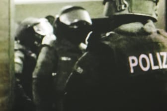 Polizisten im Einsatz gegen die Mafia: Unter den Verhafteten ist auch ein Wirt aus Baden-Württemberg mit Verbindungen in die Politik.