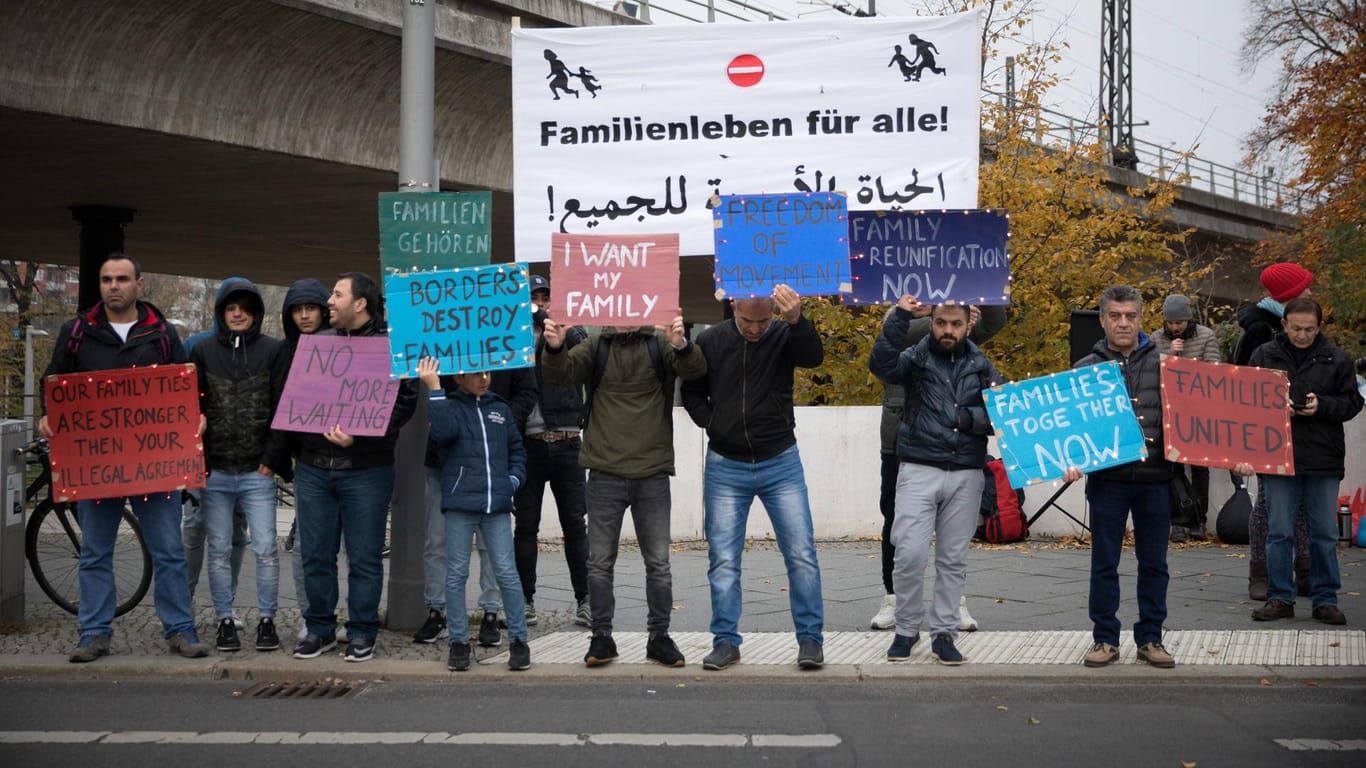Größtenteils aus Syrien stammende Flüchtlinge protestieren 2016 in Berlin für Familienzusammenführungen: Derzeit dürfen Bürgerkriegsflüchtlinge aus Syrien ihre Familien nicht nachholen.