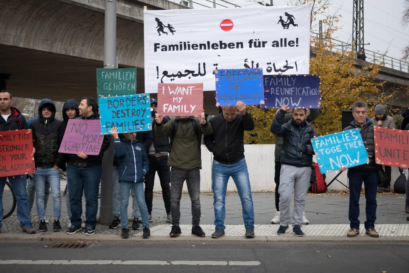 Größtenteils aus Syrien stammende Flüchtlinge protestieren 2016 in Berlin für Familienzusammenführungen: Derzeit dürfen Bürgerkriegsflüchtlinge aus Syrien ihre Familien nicht nachholen.