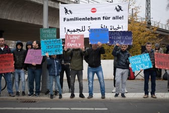 Größtenteils aus Syrien stammende Flüchtlinge protestieren 2016 in Berlin für Familienzusammenführungen: Derzeit dürfen Bürgerkriegsflüchtlinge aus Syrien ihre Familien nicht nachholen.