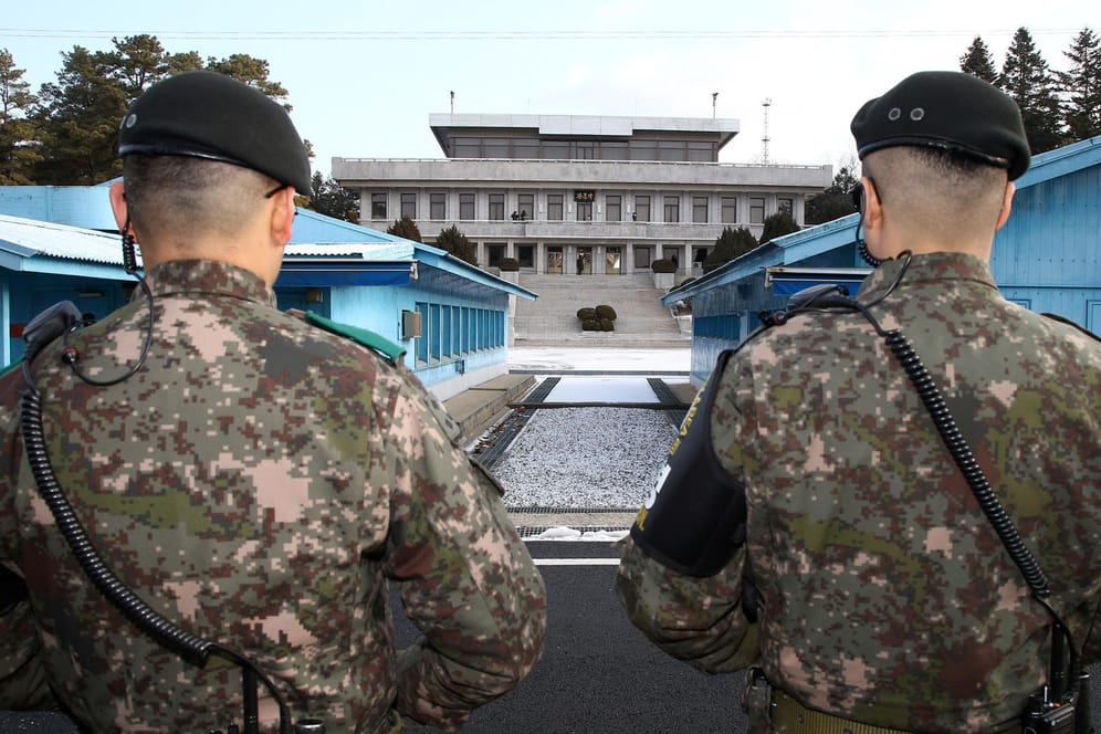 Südkoreanische Soldaten in Panmunjom: Die Nachbarländer nehmen nach zwei Jahren eine militärische Notfall-Hotline wieder in Betrieb.