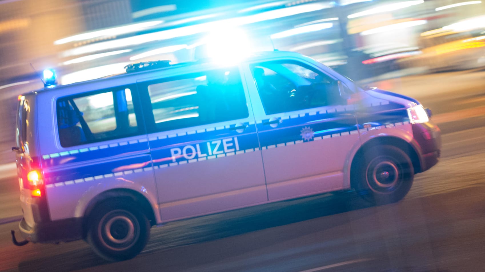 Auf der Autobahn 8 ist ein Lkw umgekippt. Wie es zu dem Unfall kam, ist unklar. (Symbolbild) Auf der Autobahn 8 ist ein Lkw umgekippt. Wie es zu dem Unfall kam, ist unklar. (Symbolbild)