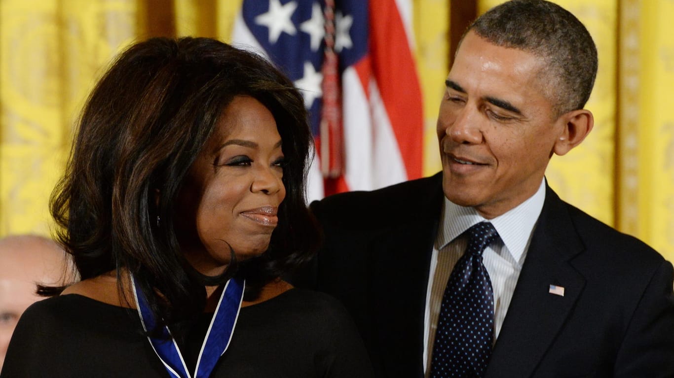 Oprah Winfrey und Barack Obama 2013 im Weißen Haus: Der damalige US-Präsident verlieh dem TV-Star die Freiheitsmedaille, die höchste zivile Auszeichnung der USA.
