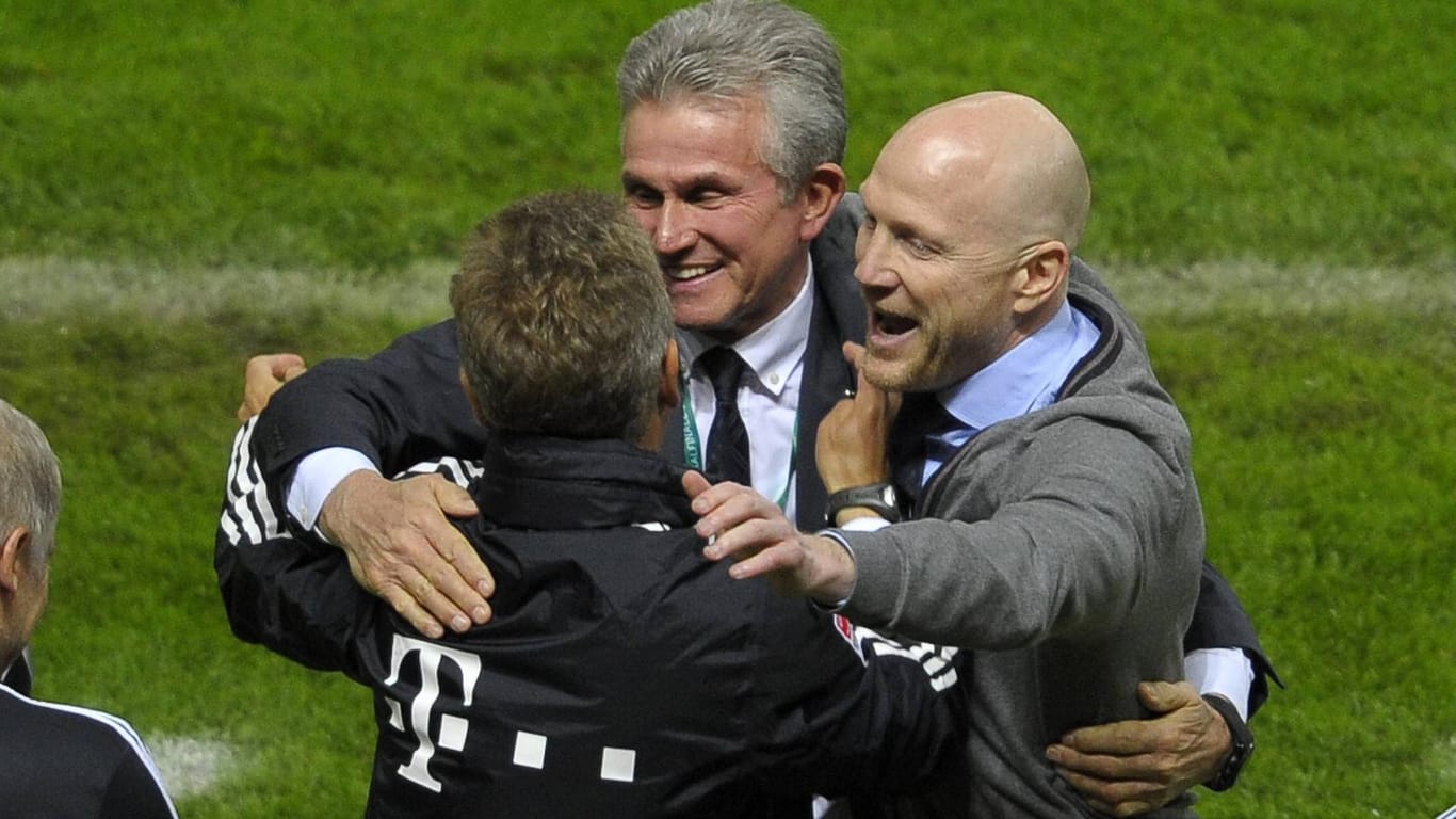 Nach dem Pokalsieg 2013 feiern Co-Trainer Peter Herrmann, Trainer Jupp Heynckes und der damalige Sportdirektor Matthias Sammer gemeinsam auf dem Rasen des Berliner Olympiastadions.