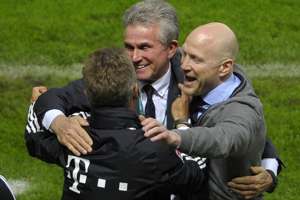 Nach dem Pokalsieg 2013 feiern Co-Trainer Peter Herrmann, Trainer Jupp Heynckes und der damalige Sportdirektor Matthias Sammer gemeinsam auf dem Rasen des Berliner Olympiastadions.