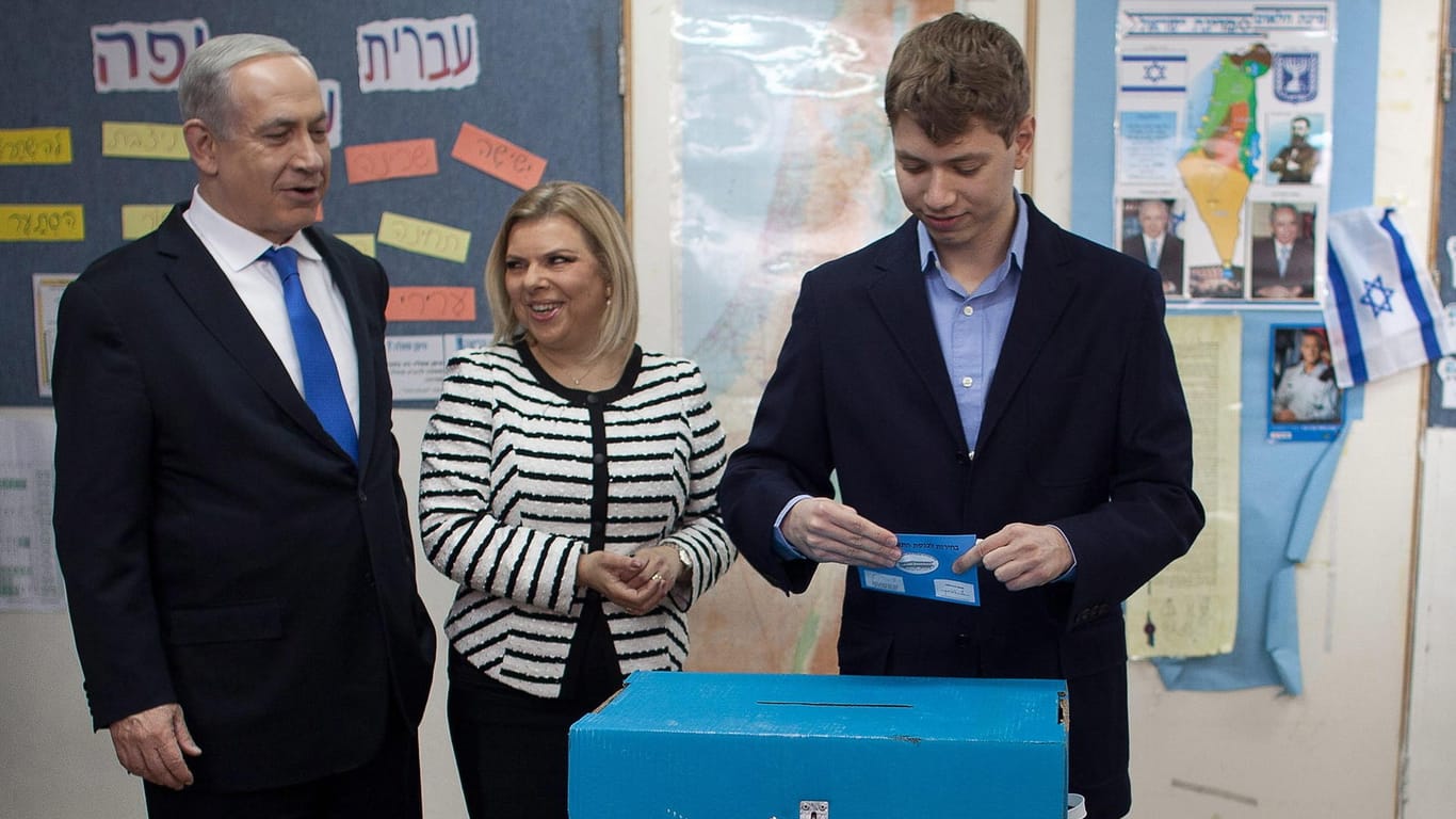 Benjamin Netanjahu und Sohn Jair bei der Parlamentswahl 2013