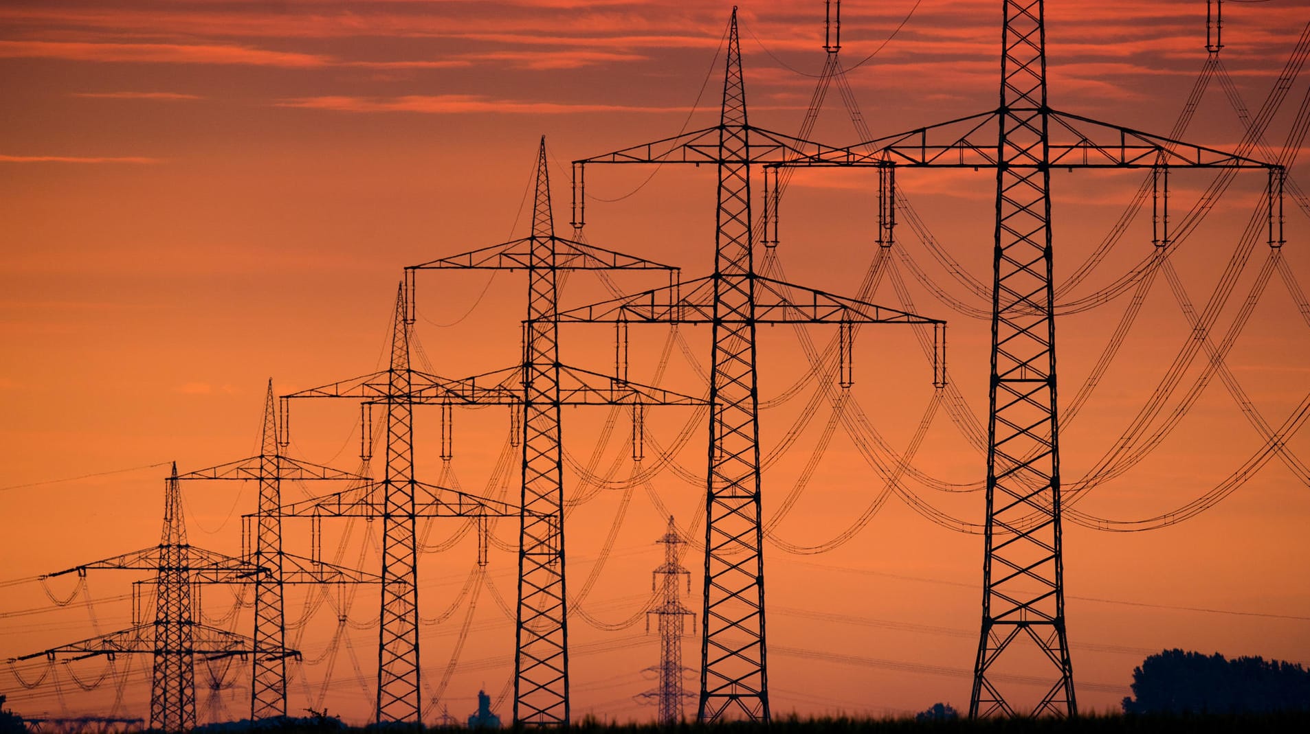 Eine Hochspannungsleitung bei Sehnde (Niedersachsen): Schleppender und teurer Netzausbau ist ein Lieblingsthema der Kritiker der Energiewende.