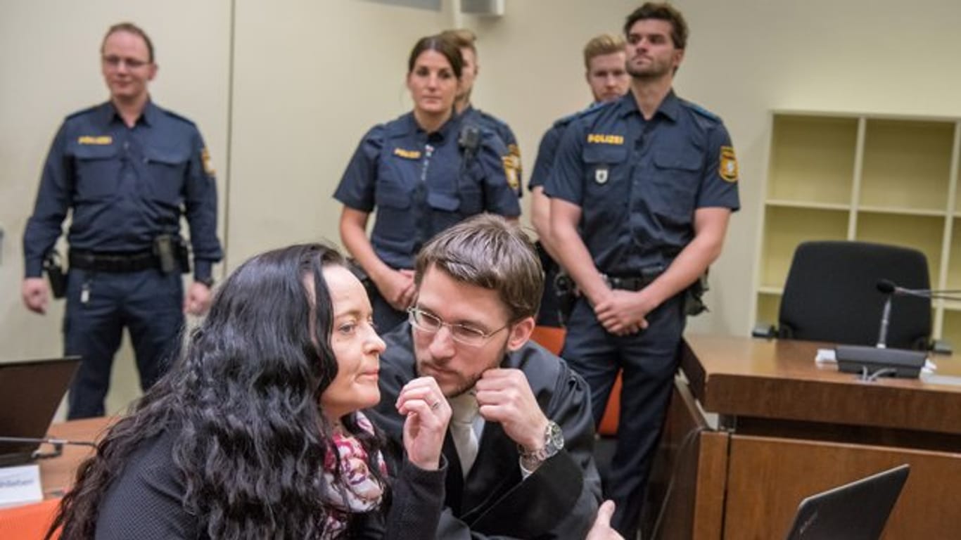 Die Angeklagte Beate Zschäpe sitzt im Gerichtssaal im Oberlandesgericht in München neben ihrem Anwalt Mathias Grasel.