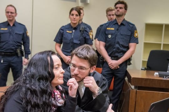 Die Angeklagte Beate Zschäpe sitzt im Gerichtssaal im Oberlandesgericht in München neben ihrem Anwalt Mathias Grasel.