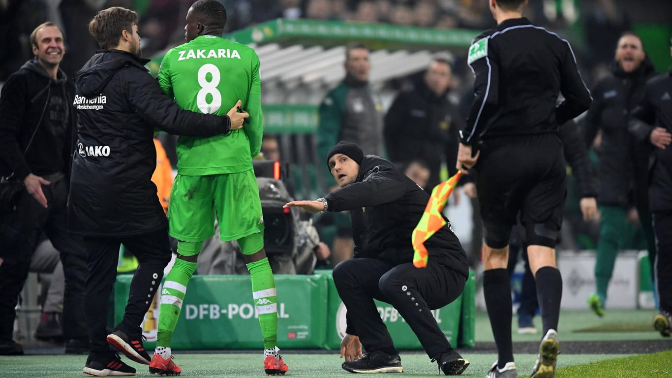 Heiko Herrlich geht zu Boden: Für seine Schwalbe wird der Leverkusener Trainer hart bestraft.